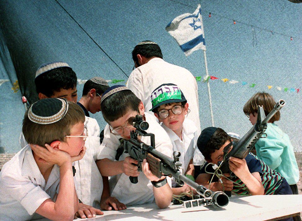 israeli-kids-play-with-guns.jpg